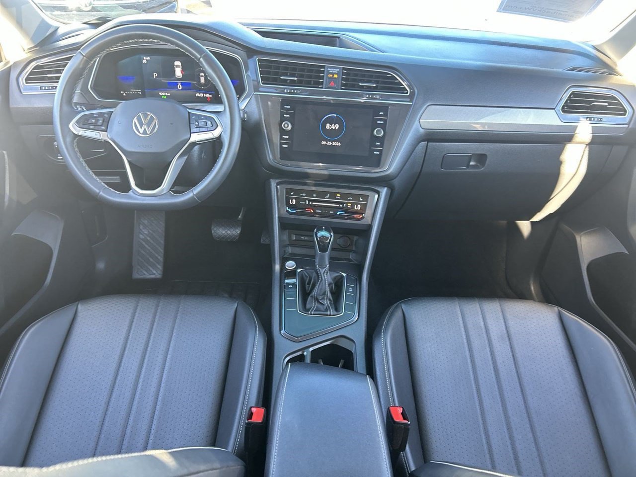 Used 2022 Volkswagen Tiguan SE w/ Panoramic Sunroof Package FWD image 12