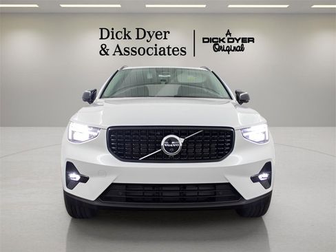 Certified 2025 Volvo XC40 B5 Plus image 9