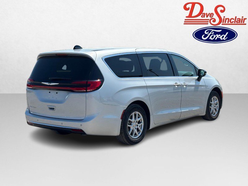 Used 2024 Chrysler Pacifica Touring-L FWD image 7