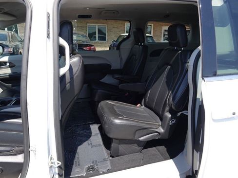 Used 2020 Chrysler Voyager Lxi image 31