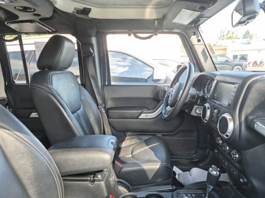 Used 2017 Jeep Wrangler Unlimited Sahara w/ Connectivity Group AWD/4WD image 5