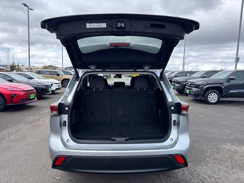 Used 2024 Toyota Highlander LE image 12