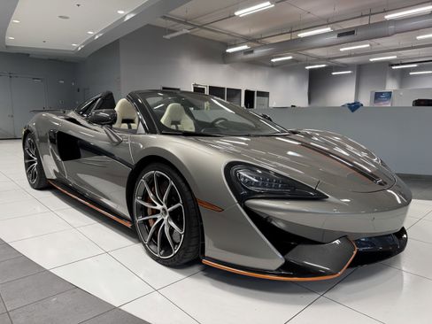 Used 2018 McLaren 570S Spider image 9