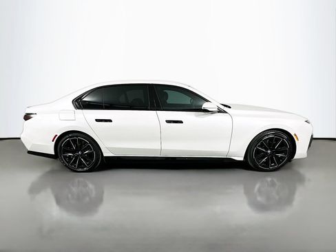 Used 2023 BMW i7 xDrive60 w/ Parking Assistance Package AWD/4WD image 4