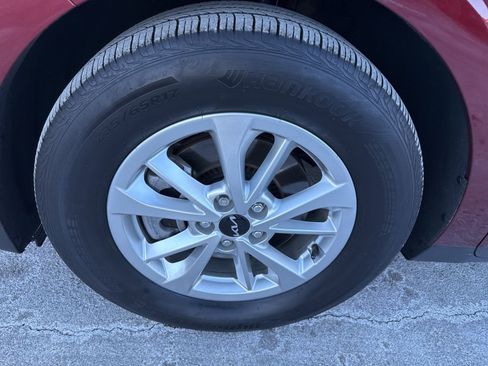 Used 2023 Kia Carnival LX image 12