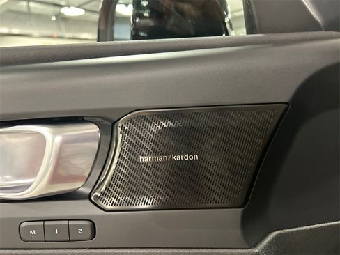 Used 2022 Volvo XC40 T5 R-Design w/ Advanced Package image 21