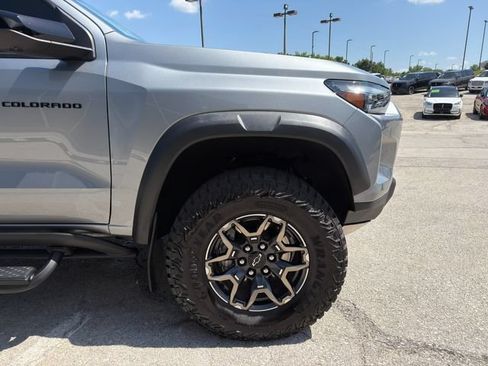 Used 2025 Chevrolet Colorado ZR2 w/ Technology Package AWD/4WD image 9