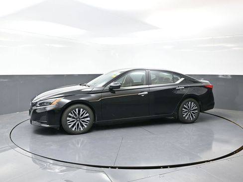 Used 2024 Nissan Altima 2.5 SV image 10