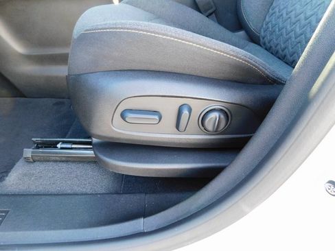 Used 2022 Chevrolet Equinox LT w/ Driver Convenience Package image 13