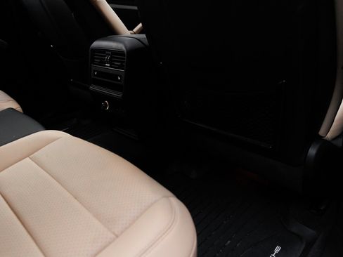 Certified 2025 Porsche Cayenne AWD/4WD image 35