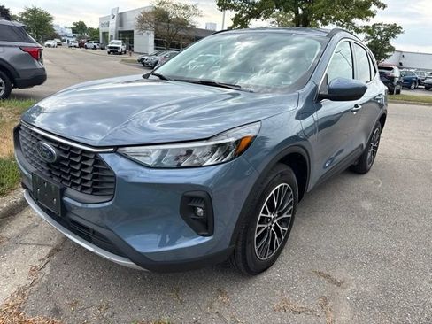 Used 2025 Ford Escape SE FWD image 1