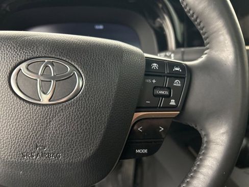 Used 2023 Toyota Crown Limited image 13