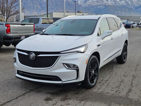 Used 2024 Buick Enclave Essence image 8