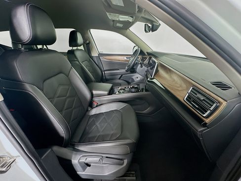 Used 2025 Volkswagen Atlas SE image 33