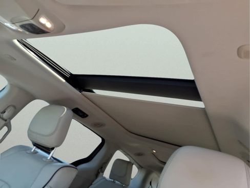 Used 2017 Chrysler Pacifica Limited w/ UConnect Theater Package FWD image 16