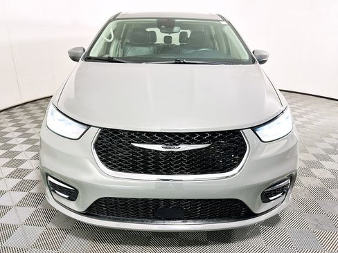 Used 2023 Chrysler Pacifica Touring-L FWD image 8