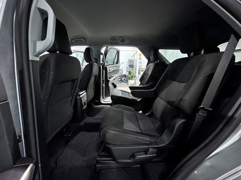 Used 2024 Ford Explorer XLT RWD image 12
