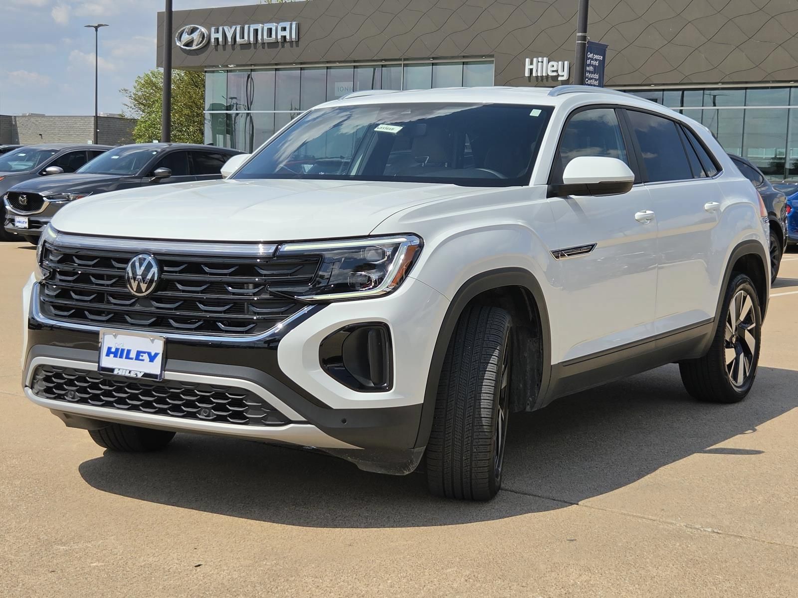 Used 2024 Volkswagen Atlas Cross Sport SE AWD/4WD image 2