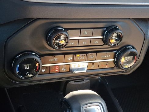 Certified 2025 Ford Bronco Outer Banks w/ Black Appearance Package image 16