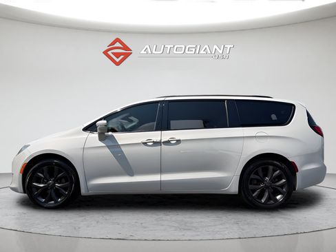 Used 2019 Chrysler Pacifica Limited w/ S Appearance Package FWD image 6