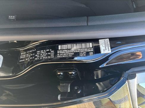Used 2015 Jeep Renegade Latitude w/ Popular Equipment Group AWD/4WD image 34
