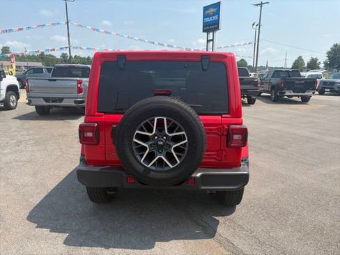 Used 2025 Jeep Wrangler Unlimited Sahara AWD/4WD image 5