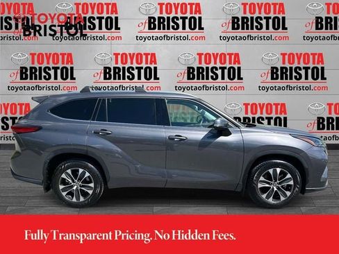 Used 2021 Toyota Highlander XLE AWD/4WD image 2