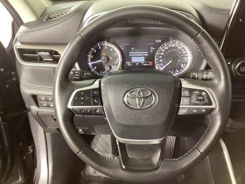Used 2024 Toyota Highlander XLE AWD/4WD image 22