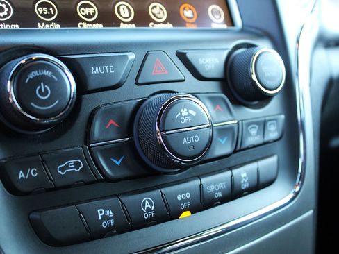 Used 2018 Jeep Grand Cherokee Altitude image 16