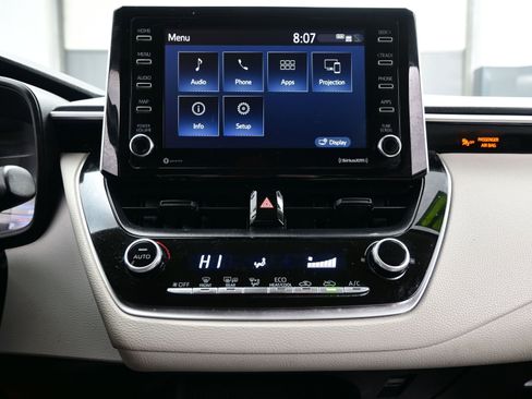 Used 2021 Toyota Corolla LE image 17