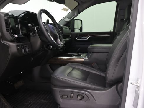 Used 2025 Chevrolet Silverado 2500 LT w/ Trail Boss Package AWD/4WD image 8