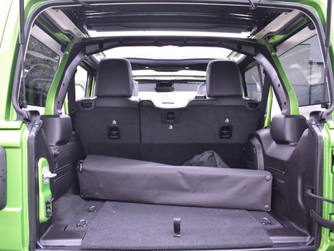 Used 2025 Jeep Wrangler Unlimited Rubicon image 34