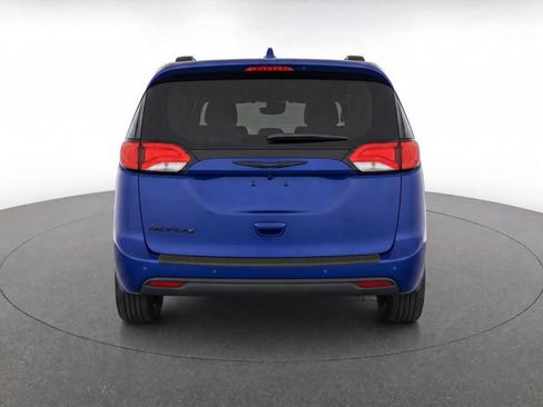 Used 2018 Chrysler Pacifica Touring-L w/ Premium Audio Group FWD image 5