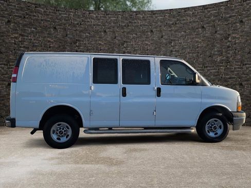 Used 2022 GMC Savana 2500 w/ Driver Convenience Package image 3