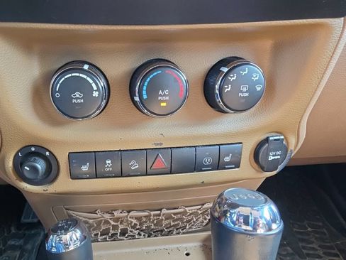 Used 2014 Jeep Wrangler Unlimited Sahara w/ Connectivity Group AWD/4WD image 8