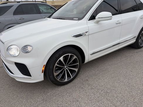 Used 2021 Bentley Bentayga Plug-In Hybrid image 1