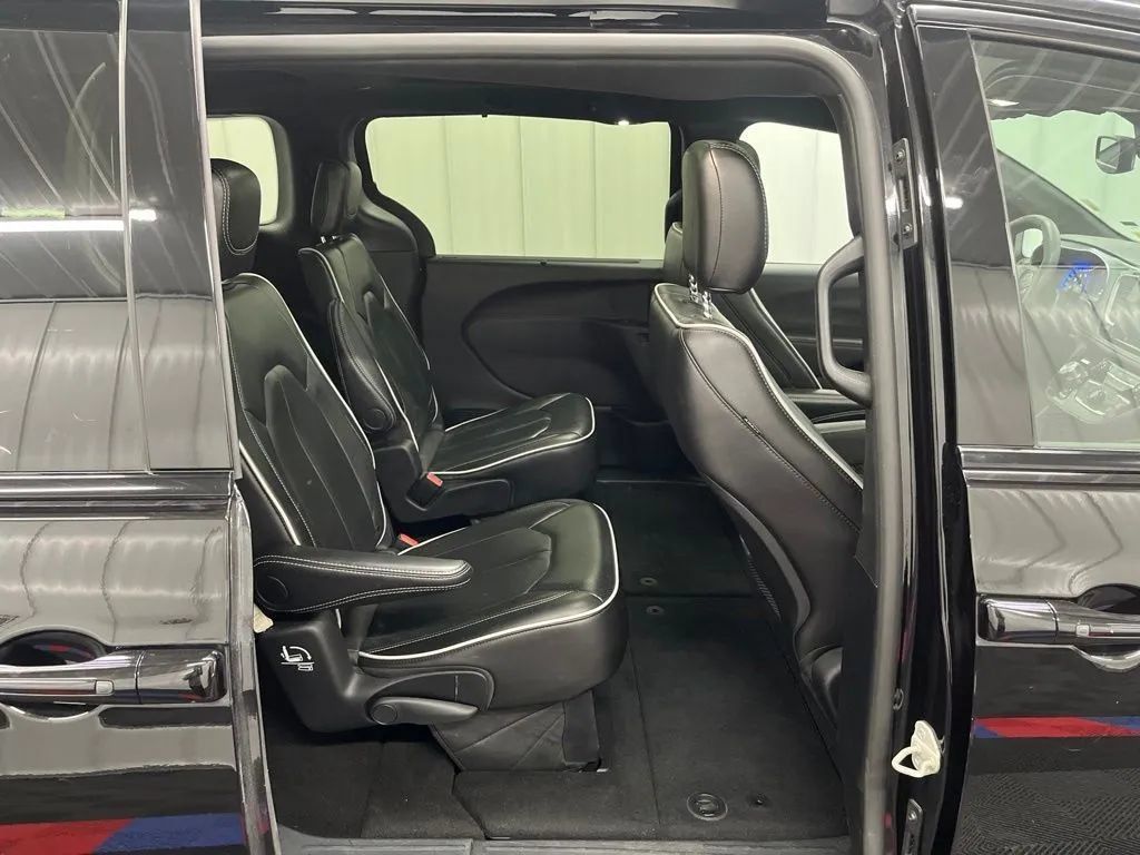 Used 2025 Chrysler Pacifica Limited FWD image 12