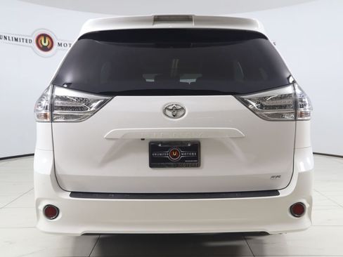 Used 2018 Toyota Sienna SE FWD image 44