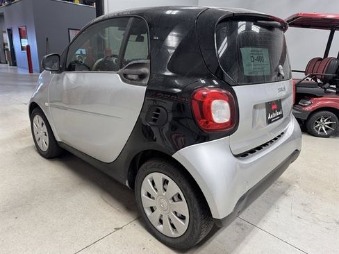 Used 2016 smart fortwo pure image 2