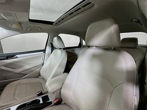 Used 2013 Volkswagen Passat TDI SE image 17