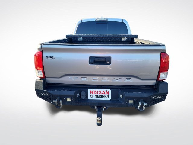 Used 2017 Toyota Tacoma TRD Off-Road AWD/4WD image 4