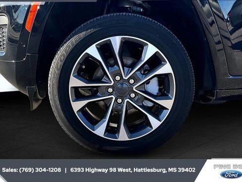 Used 2023 Jeep Grand Cherokee Overland image 7