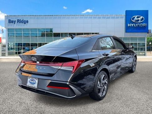 Used 2025 Hyundai Elantra SEL image 2