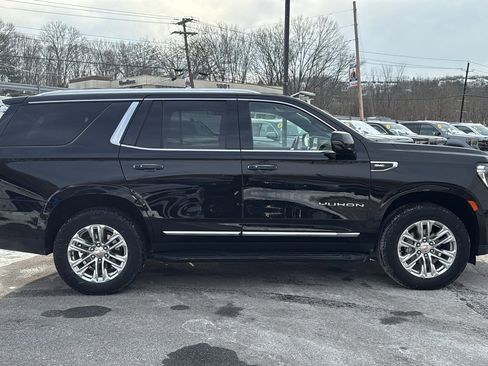 Used 2023 GMC Yukon SLT w/ SLT Luxury Package image 3