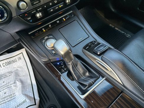 Used 2017 Lexus ES 300h w/ Luxury Package image 28