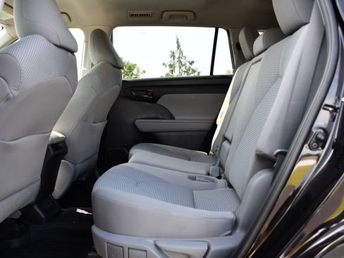 Used 2021 Toyota Highlander LE FWD image 20