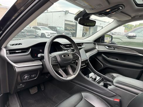 Used 2023 Jeep Grand Cherokee L Limited AWD/4WD image 8