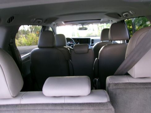 Used 2016 Toyota Sienna XLE w/ XLE Navigation Package image 16