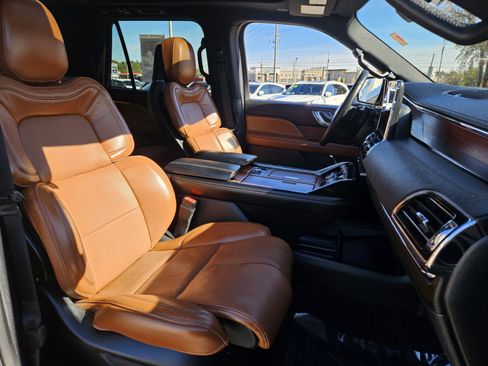 Used 2019 Lincoln Navigator Reserve image 19