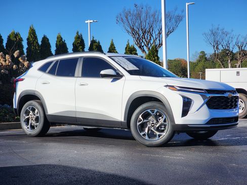 New 2026 Chevrolet Trax LT w/ Driver Confidence Package image 2